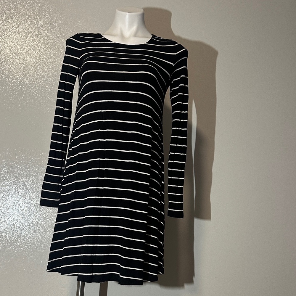 Old Navy Striped Black and White Long Sleeve Dress